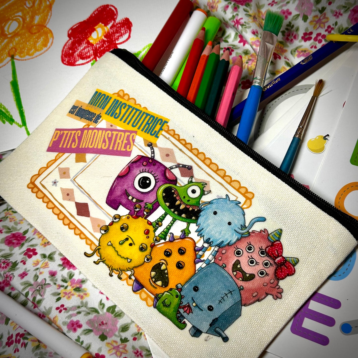 La trousse "Mon institutrice est dompteuse de p'tits monstres"