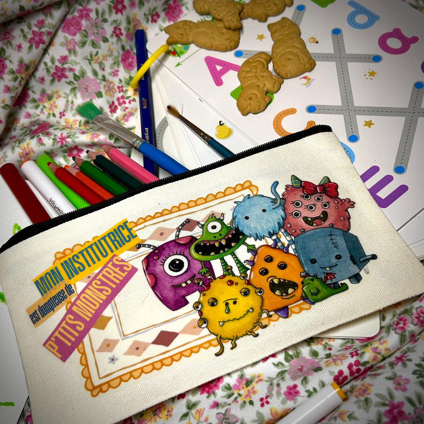 La trousse "Mon institutrice est dompteuse de p'tits monstres"